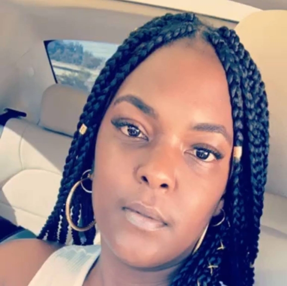 Profile Picture of Dee Nicolle (@dnic90) on Poshmark