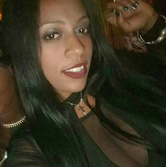 Profile Picture of Zoe Sambola (@zoe_sam) on Poshmark