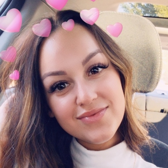 Profile Picture of Bailey Frey (@baileyfrey) on Poshmark