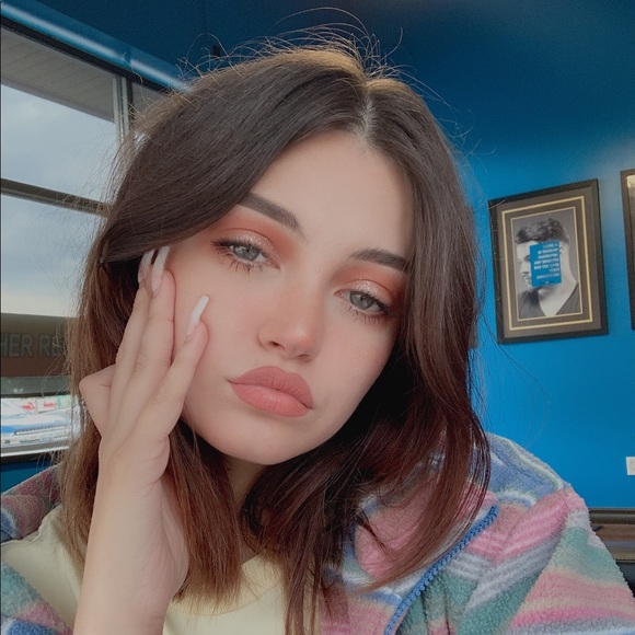 Profile Picture of Brianna Swales (@milkglobe) on Poshmark