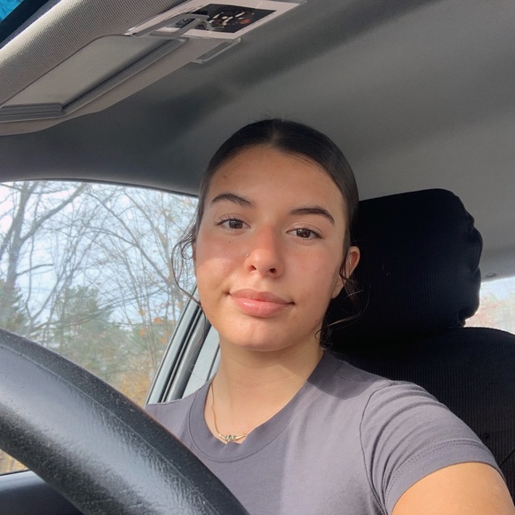 Profile Picture of Julia Oblenis (@juliaoblenis) on Poshmark