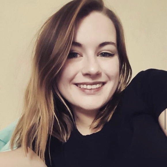 Profile Picture of Cierra Hodges (@cierranichodges) on Poshmark