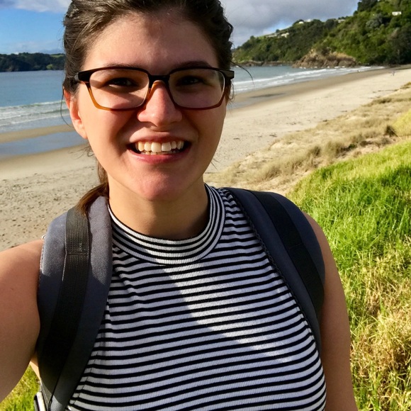 Profile Picture of Alicia Sakers (@aliciasakers) on Poshmark