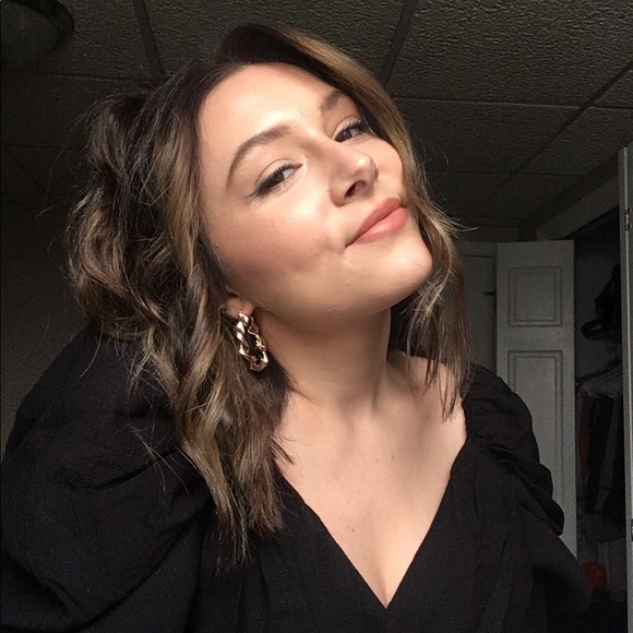 Profile Picture of Hannah Blasinski (@hannahhxb) on Poshmark