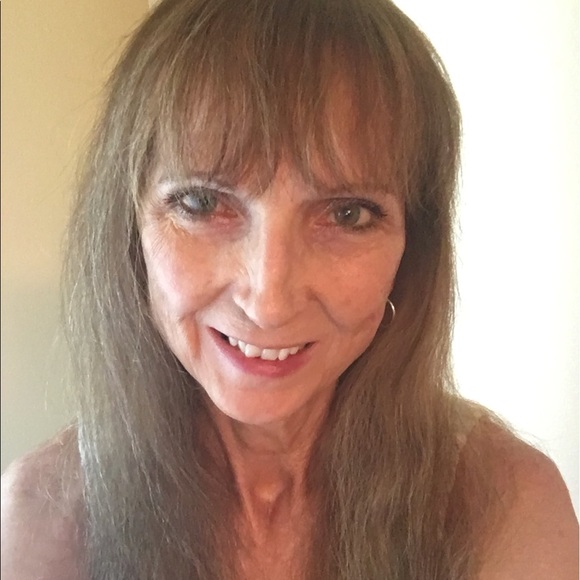 Profile Picture of Joni Gilbertson (@joni4321) on Poshmark