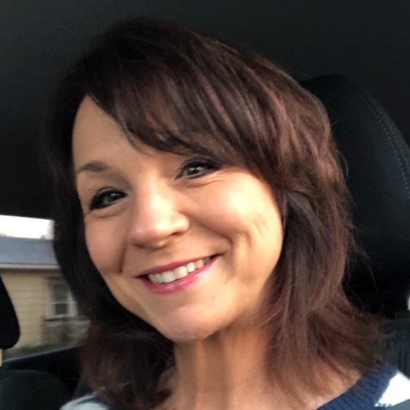 Profile Picture of Lisa Holeman (@holemanl) on Poshmark