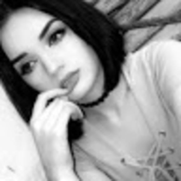 Profile Picture of Vivianlynn Nordman (@vivinordman20) on Poshmark