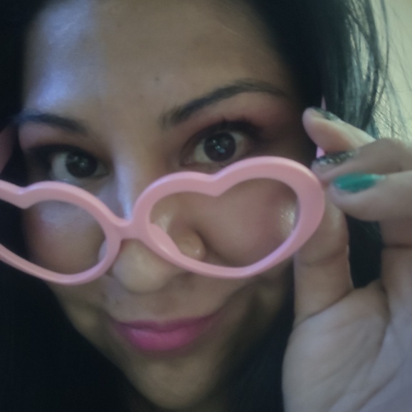 Profile Picture of Christina Aquiar (@hellogoobyeinc) on Poshmark