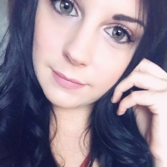 Allison Bruns - Poshmark Profile Picture of Allison Bruns (@allyca05) on Poshmark