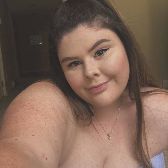 Profile Picture of Claire Larsen (@clairelarsen510) on Poshmark