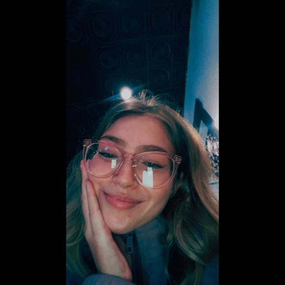 Profile Picture of Mallory Glattli (@paige_mallory71) on Poshmark