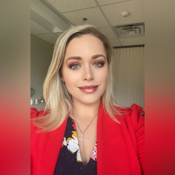 Profile Picture of Emmalee Amthor (@emmaleeamthor) on Poshmark