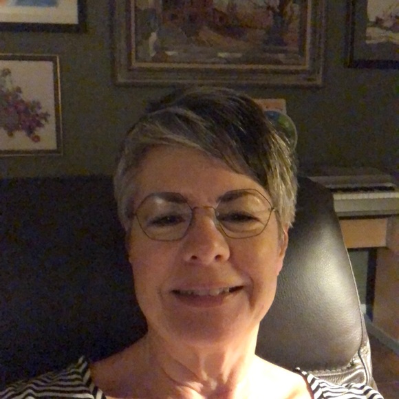 Profile Picture of Lee Black (@leeannis) on Poshmark