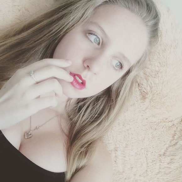 Profile Picture of Crissy Moore (@moorecrissy) on Poshmark