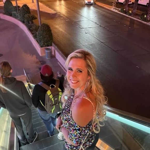 Profile Picture of Sarah Andrews (@sarahandrews53) on Poshmark