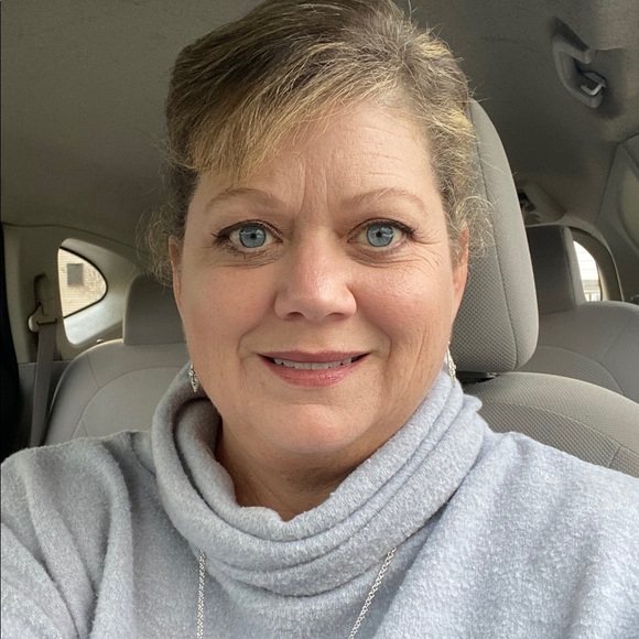 Profile Picture of Dee dee Dasinger (@dasinger) on Poshmark