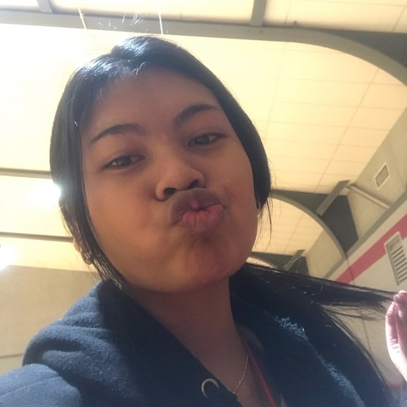 Profile Picture of Jenzie Brimmer (@skygranthamm) on Poshmark