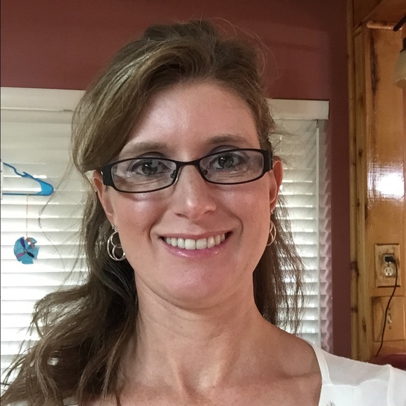Profile Picture of Cindy Henning (@cda543) on Poshmark