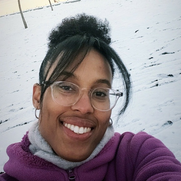 Profile Picture of Robin Snead (@rnbsinger101) on Poshmark