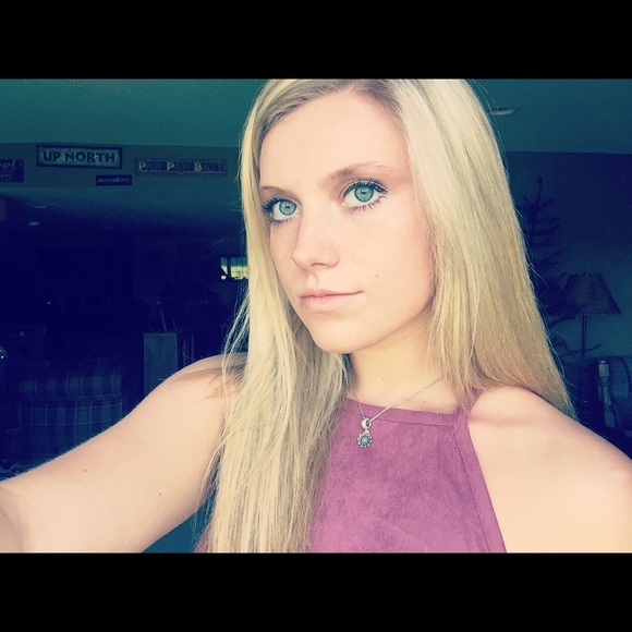 Profile Picture of Shelby Lohff (@shel51298) on Poshmark