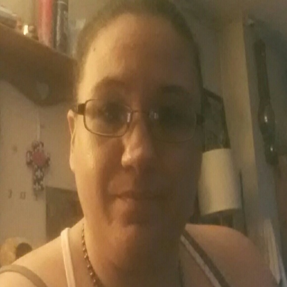 Profile Picture of Nichole Thuringer (@nikkit82) on Poshmark