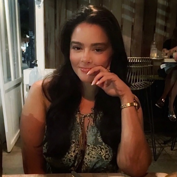 Profile Picture of Rebecca Taroon (@rebecctaro_) on Poshmark