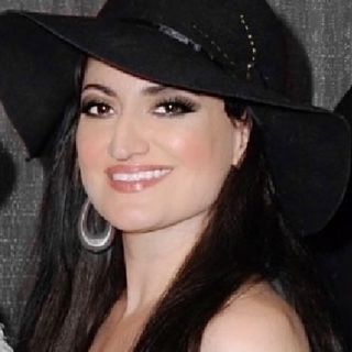 Profile Picture of Vikki Lizzi (@thevikkilizzi) on Instagram