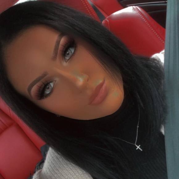 Profile Picture of Taylor Snowling (@taylorsnowling) on Poshmark