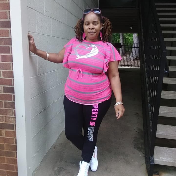 Profile Picture of Fee Kindle (@feekindle) on Poshmark