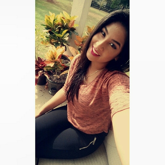 Profile Picture of Lorena Hurtado (@lorelhurtado) on Poshmark