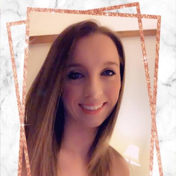Profile Picture of Julia Avery (@jmavery95) on Poshmark
