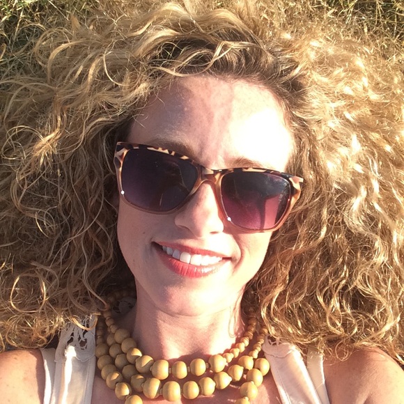 Profile Picture of Dani Burns (@danipburns) on Poshmark