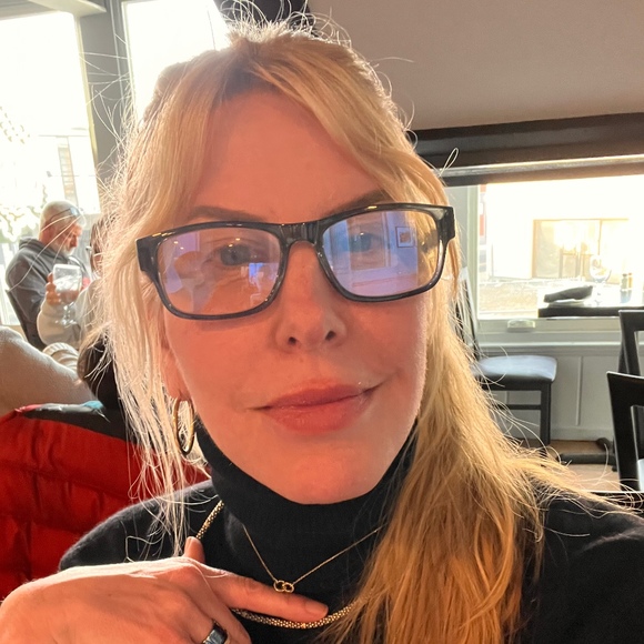 Profile Picture of Lara Andreykovich (@laraloula) on Poshmark
