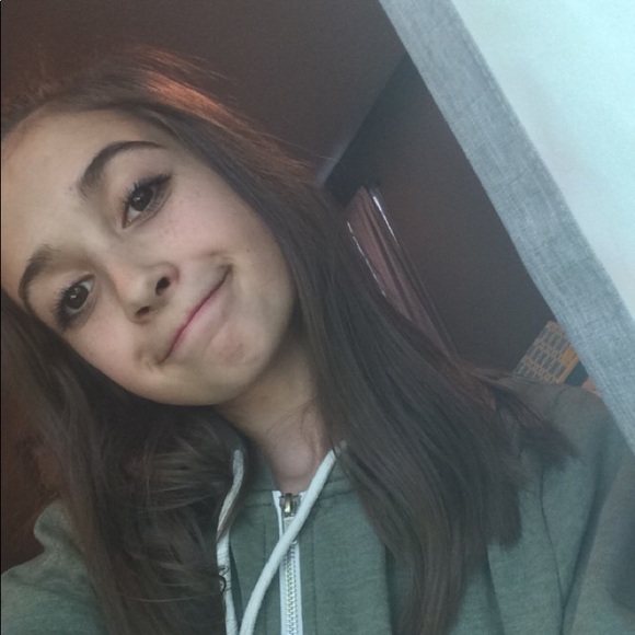 Profile Picture of Carly Clayton (@carlyscloset544) on Poshmark