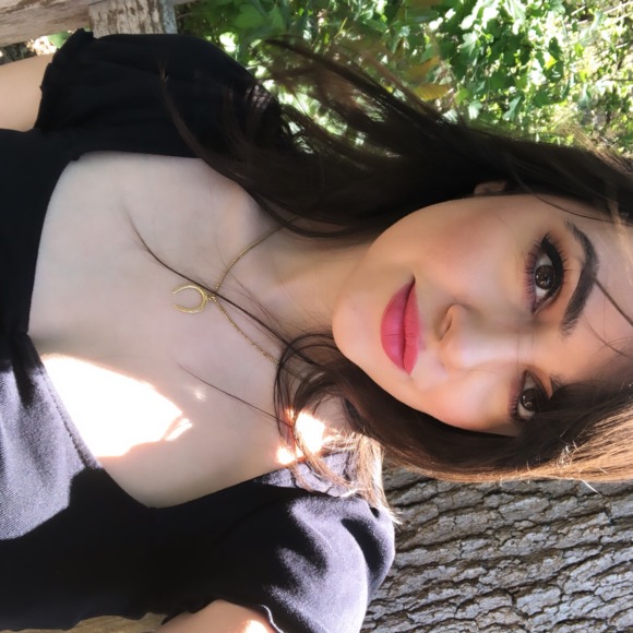Profile Picture of Giovanna Wiseman (@giovannaroses) on Poshmark