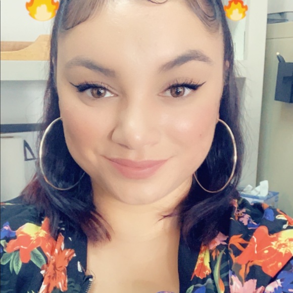 Profile Picture of Rissa Russo (@rissal0vee) on Poshmark