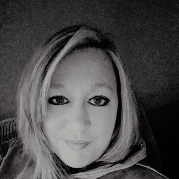 Profile Picture of Sandy Keaton (@sandykeaton9890) on Poshmark