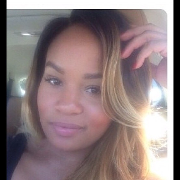 Profile Picture of Toni Bee (@styliststyle) on Poshmark