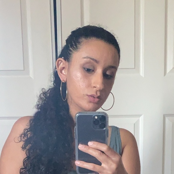 Profile Picture of Yesenia Valladares (@yesvalla_45) on Poshmark