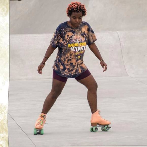 Profile Picture of Amber Mathis (@beezusrocks) on Poshmark