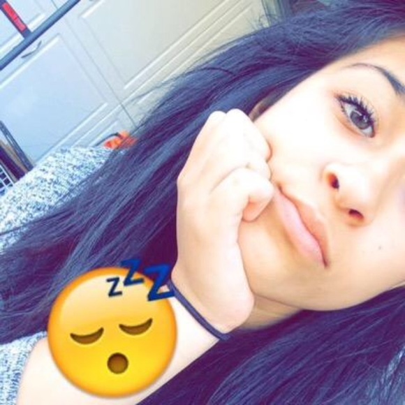 Profile Picture of Andreanna Gutierrez (@andreeannaa) on Poshmark