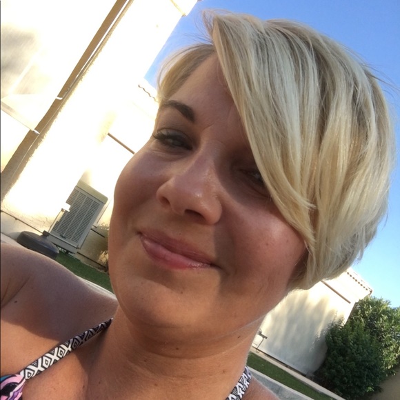 Profile Picture of Crystal Malcolm (@cmalcolm0008) on Poshmark