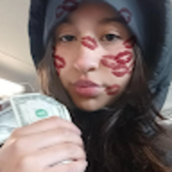 Profile Picture of Kimberly Astudillo (@kimberlyastudil) on Poshmark