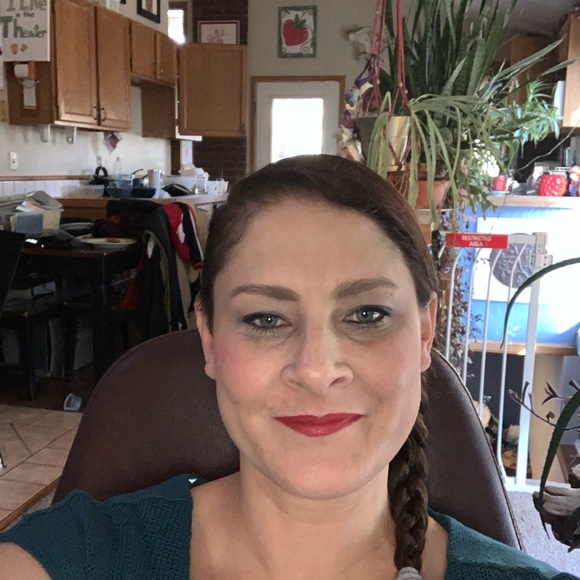 Profile Picture of Amber Clifford (@amberized) on Poshmark