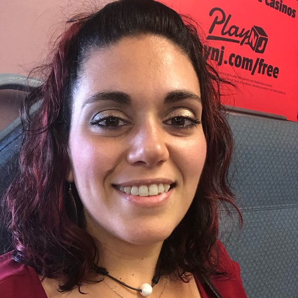 Profile Picture of Monique Maglione (@mmaglione22) on Poshmark