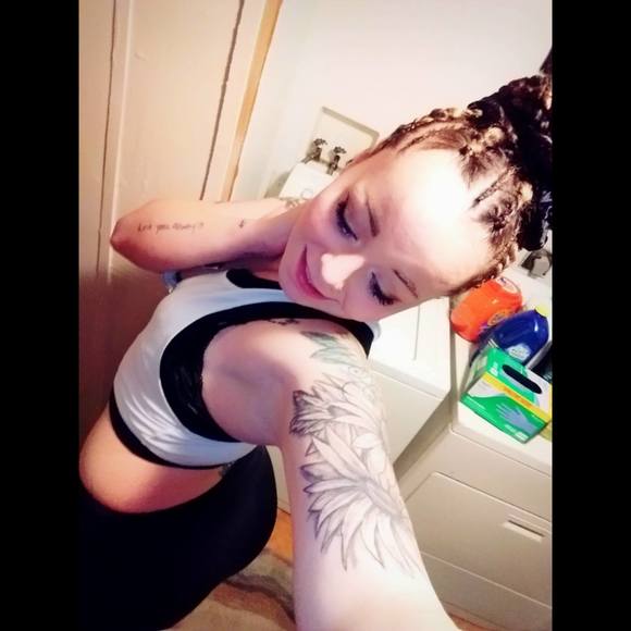 Profile Picture of Alice Crispell (@alicecrispell) on Poshmark