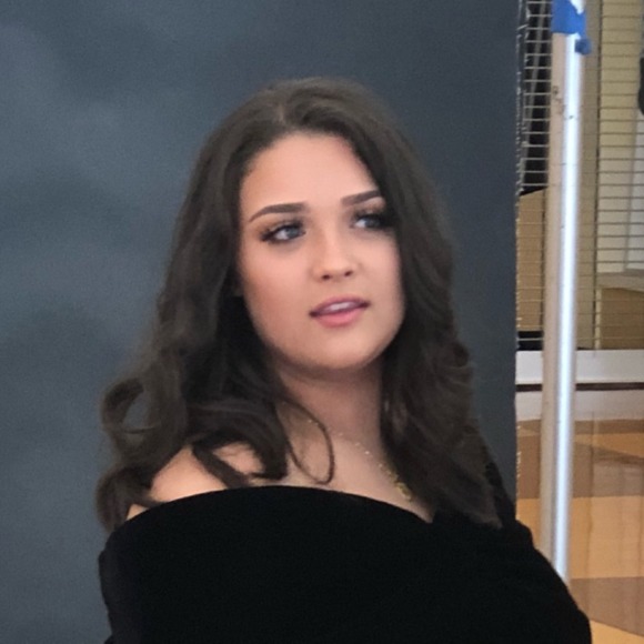 Profile Picture of Sofia Aloise (@sofiaaloise) on Poshmark