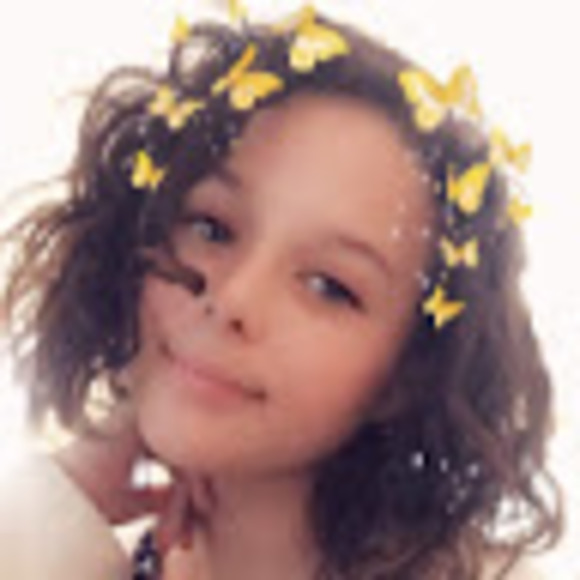Profile Picture of Simone Christians (@msmoenie) on Poshmark