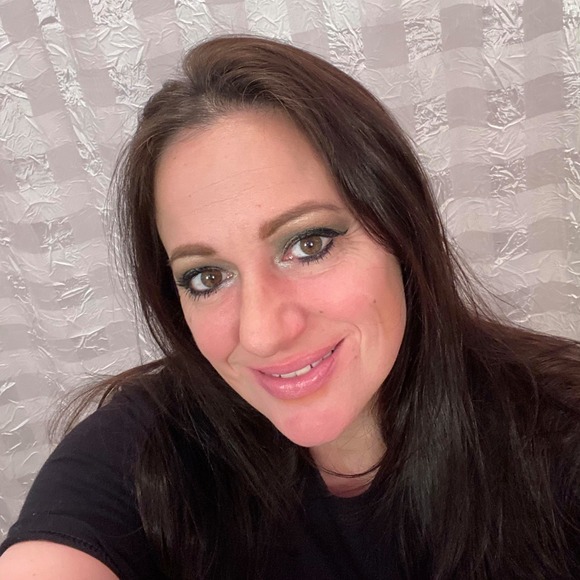 Joan Angiolillo - Poshmark Profile Picture of Joan Angiolillo (@joan9904) on Poshmark