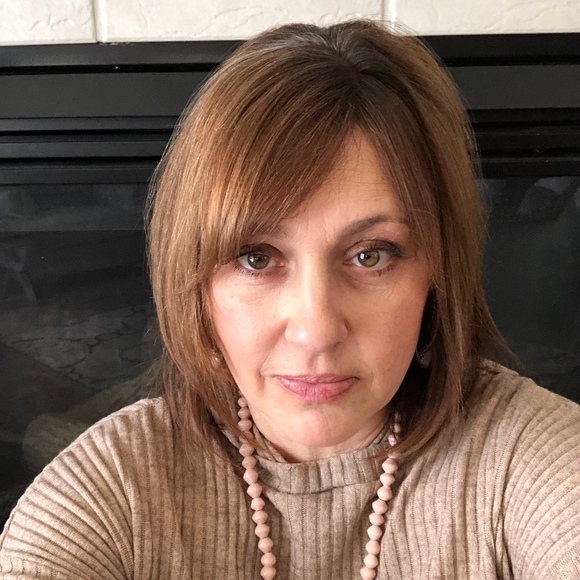 Profile Picture of Pam Arfman (@lauralee0605) on Poshmark